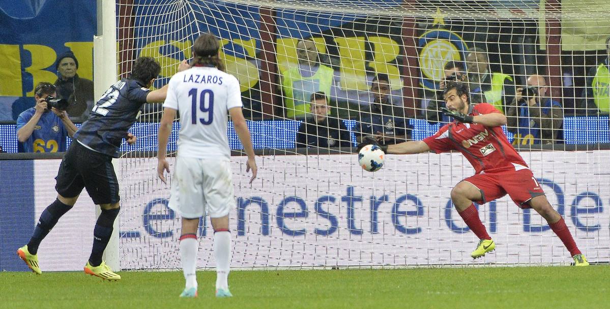 Milito sbaglia il rigore che poteva regalare la vittoria all&#39;Inter: la parata di Curci. Afp